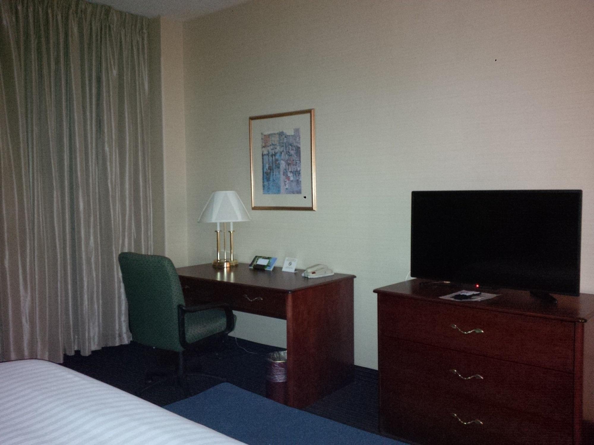 Maron Hotel & Suites Danbury Bagian luar foto