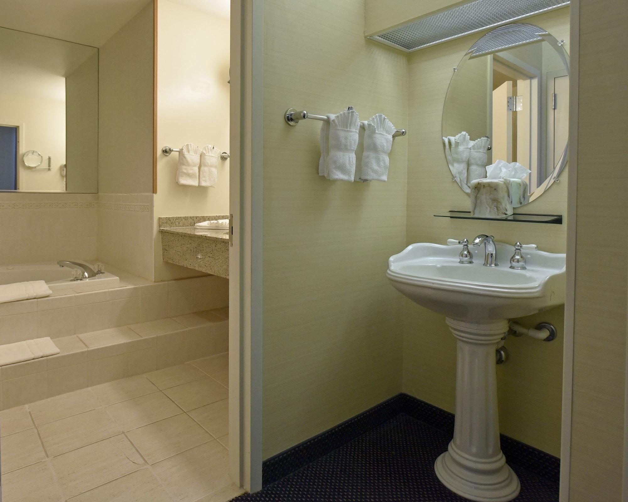 Maron Hotel & Suites Danbury Bagian luar foto