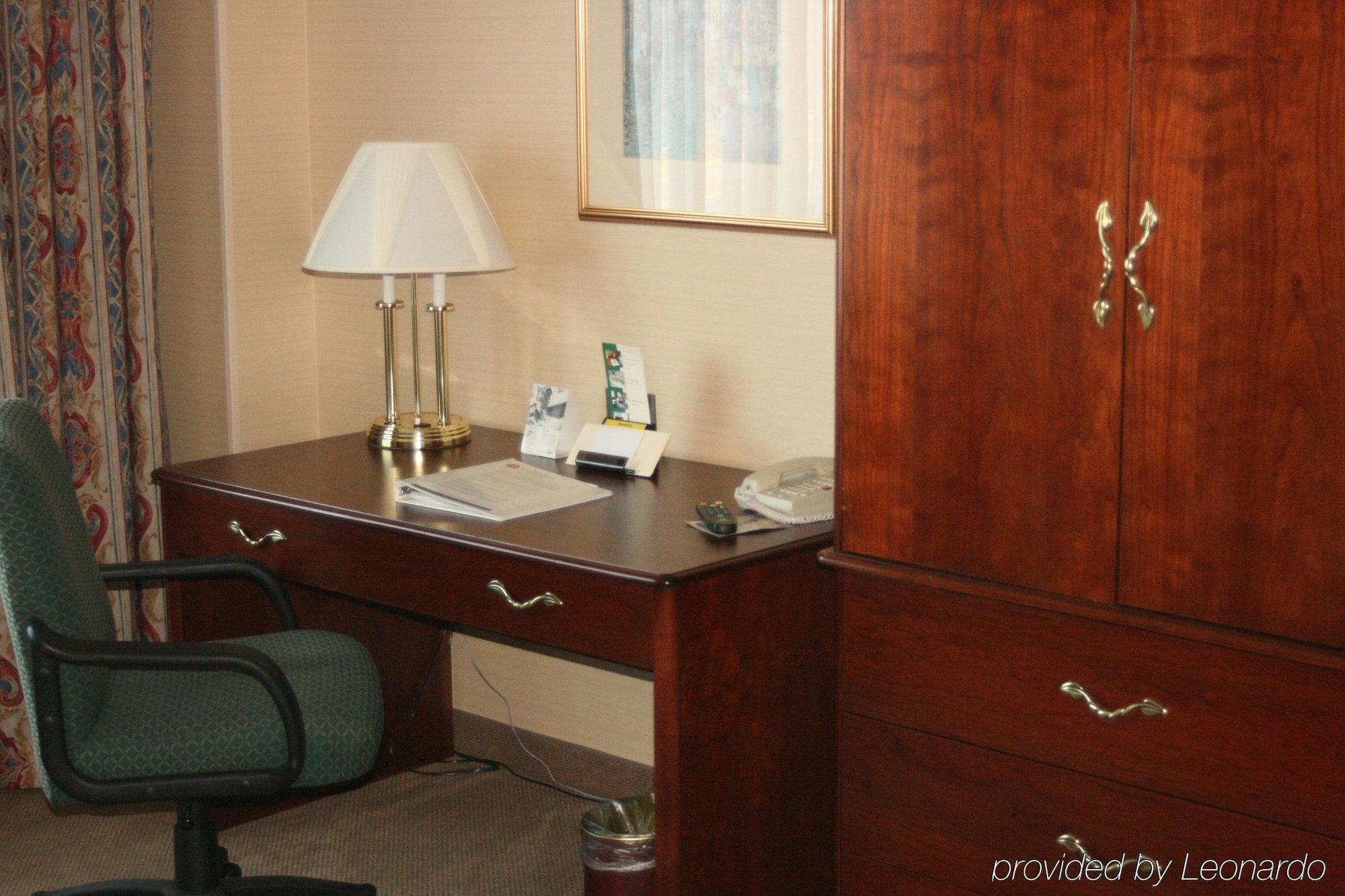 Maron Hotel & Suites Danbury Ruang foto