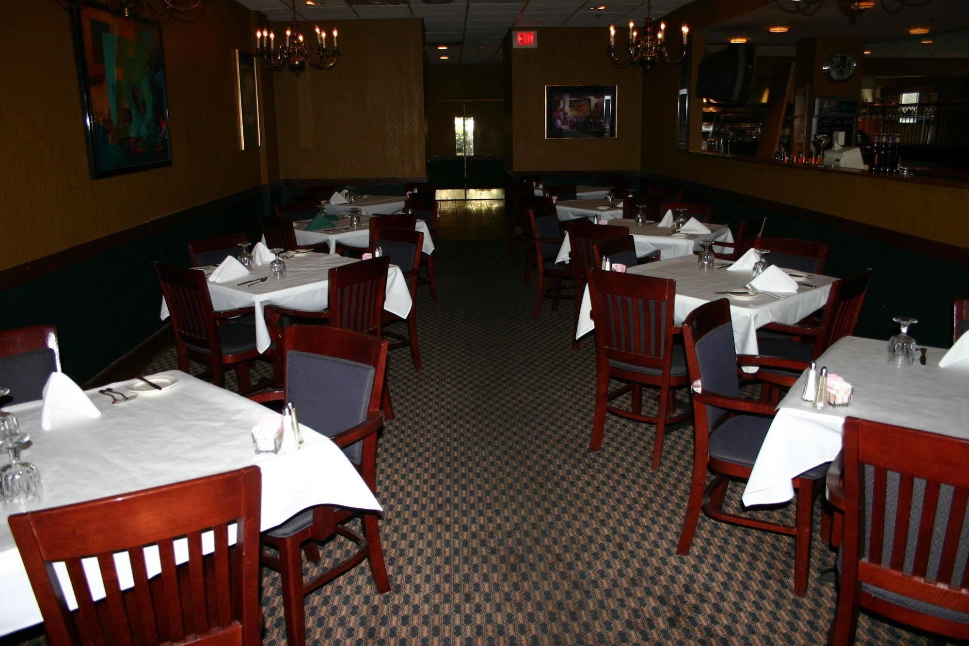 Maron Hotel & Suites Danbury Bagian luar foto